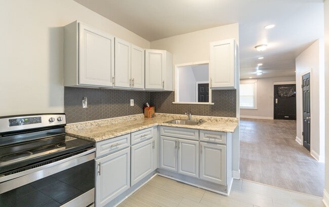 Building Photo - Newly rehabbed 3 bedroom 1.5 bath unit