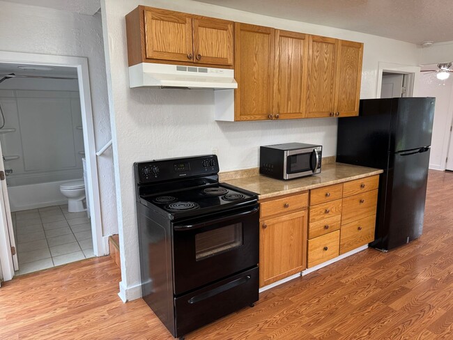 Building Photo - Updated 3 bedroom, 1 bath house in Springfield!