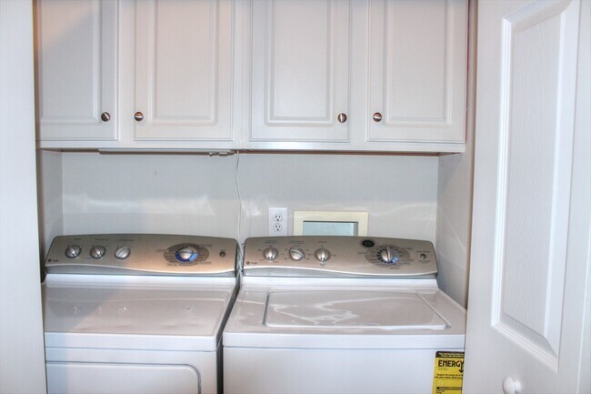 Building Photo - Great 2 Bedroom, 3 Floor Town Home with 1st Floor Bonus Room- Morrisville - Available July 15th!