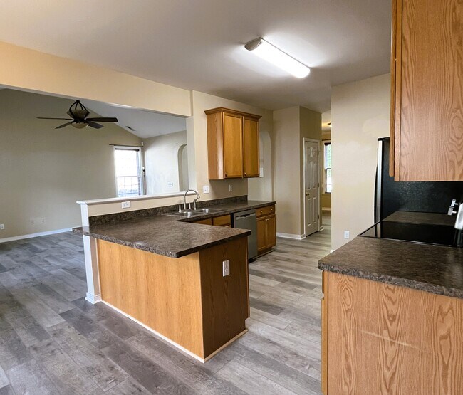 Building Photo - 410 Queensbury Ln