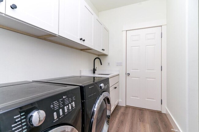 Building Photo - Prime Bend Location: Spacious 3-Bedroom, 2...