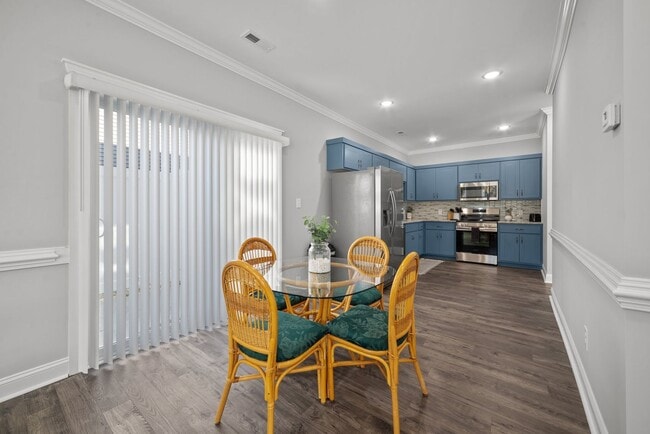 Building Photo - 2 Bedroom, 2.5 Bath Modern Duplex - Walkin...