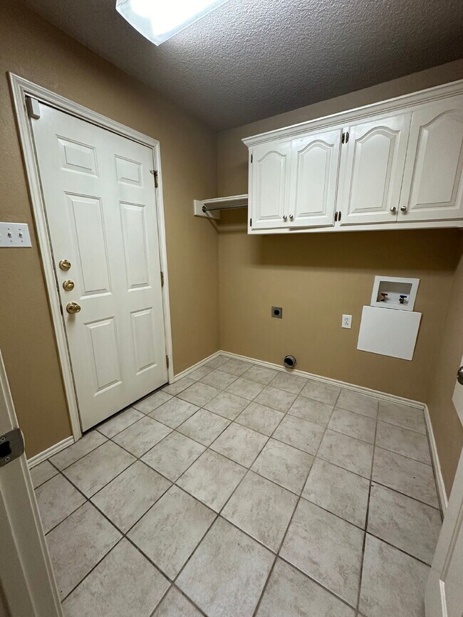 Building Photo - Spacious 3/2/2 - Freshly Updated