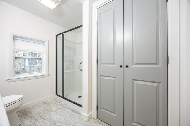 Building Photo - 601 Collettes Grove Rd