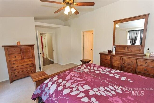 Building Photo - 3 Bedroom 2 Bath Home on 1/4 Acre Available 1/6/2026