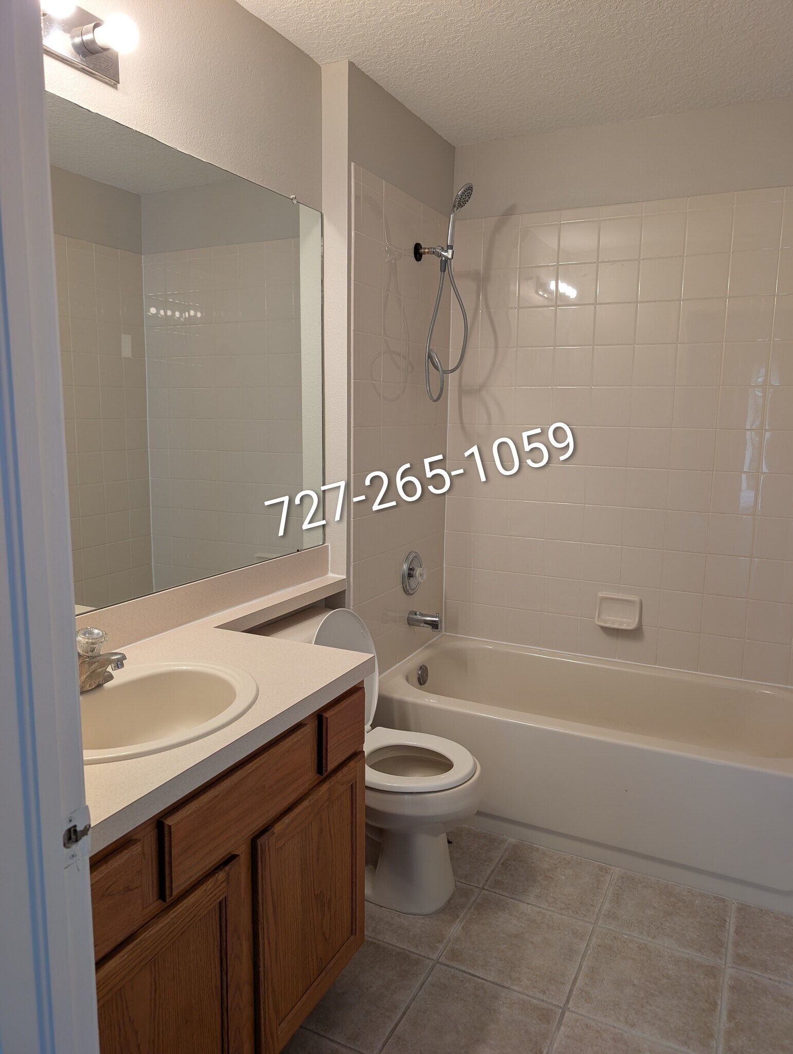 Hallway Bath - 26000 Risen Star Dr