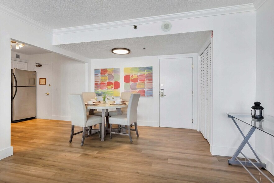Building Photo - 5225 Collins Ave