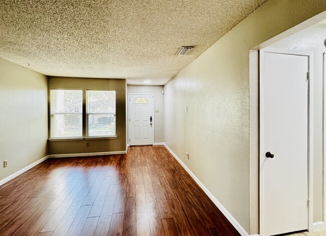 Building Photo - 2 bed, 2 bath, 2 Car Garage, 1-story
