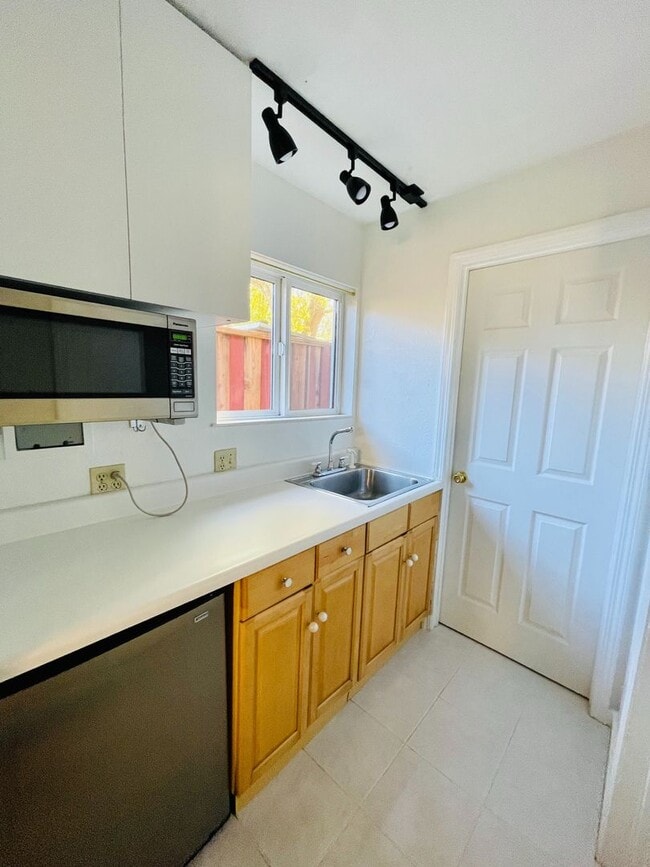 Building Photo - 24 Coronado Ave