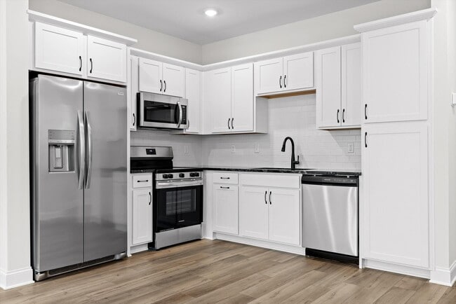 Building Photo - 715 Bespoke