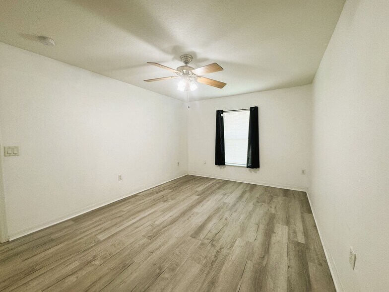 Building Photo - Your Dream Home Awaits in North Port!