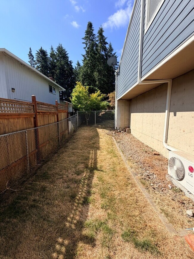 Building Photo - Spacious Home with Office, Studio, Workshop - Endless Possibilities!