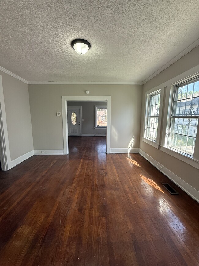 Building Photo - 1437 Woodland Ave SW