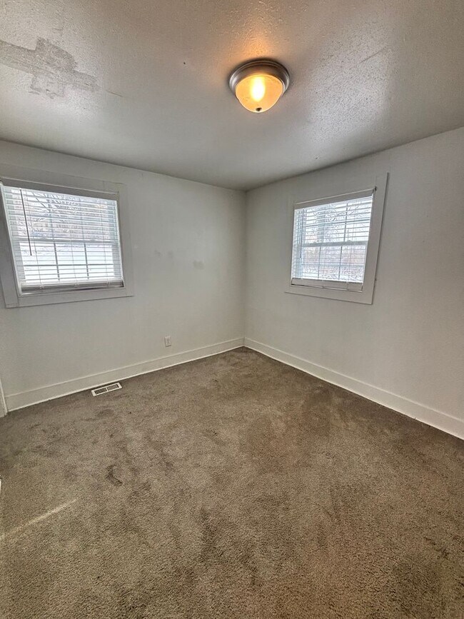 Building Photo - Cottage Minutes from Downtown and UT Campus!
