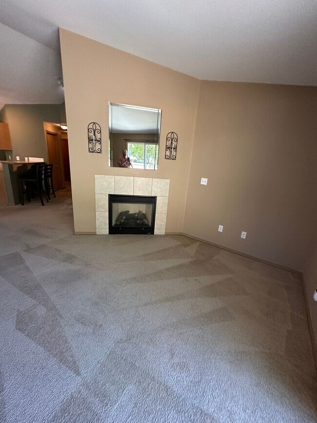 Building Photo - 3 BedRoom , 2 Bathroom , 2 Car Garage , AC