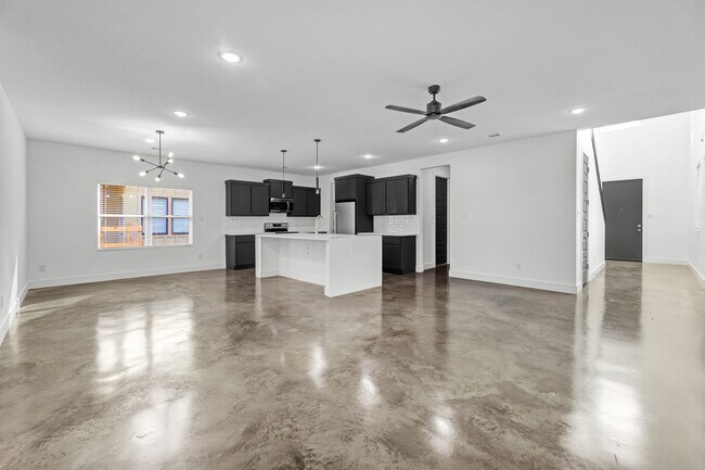 Building Photo - MOVE IN SPECIALS