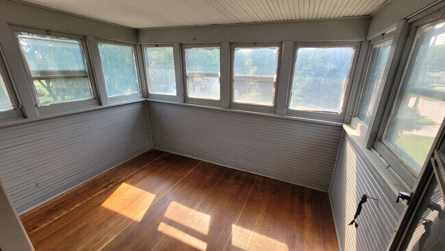 Building Photo - 612
