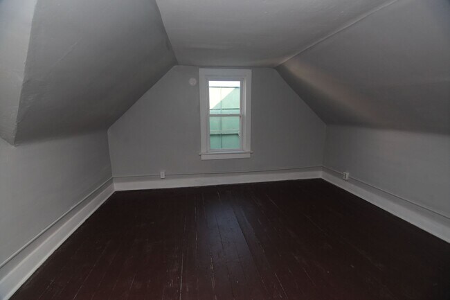 Building Photo - Updated 1 Bedroom Pet Friendly Home - Rent...
