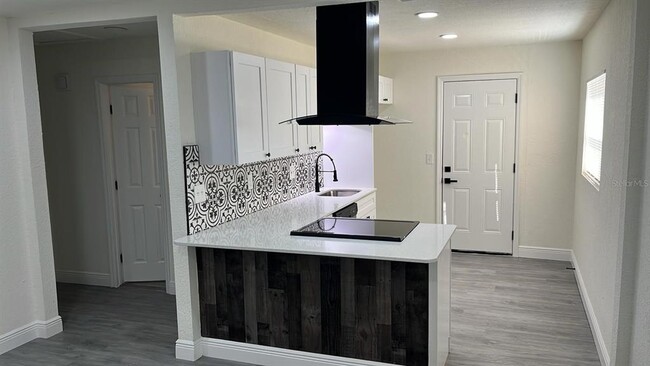 Building Photo - 217 W Chelsea St