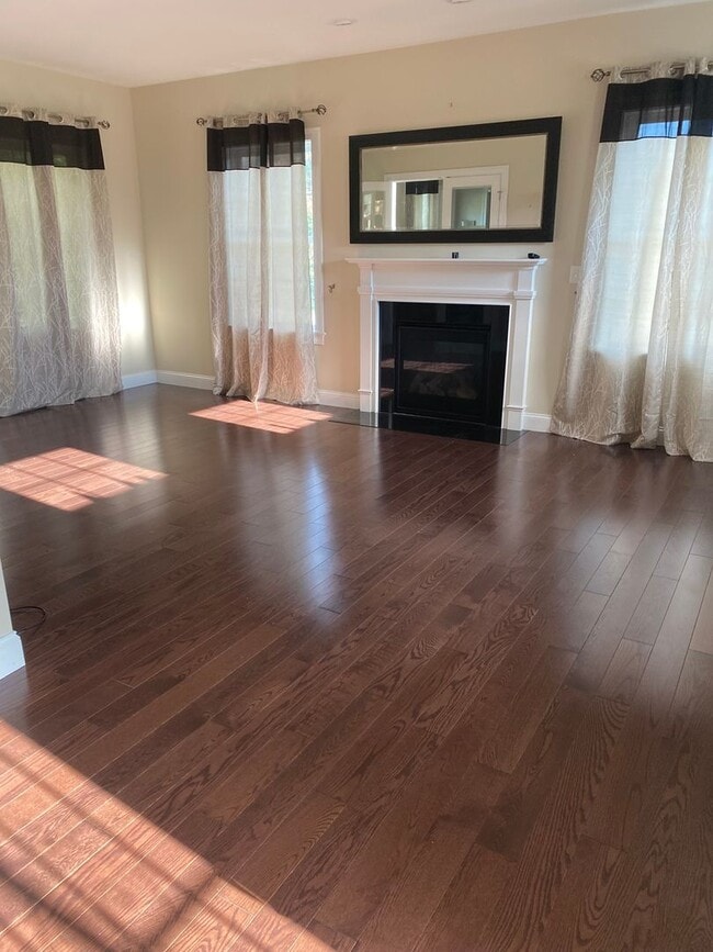 Building Photo - Spacious Four-Bedroom House in the Heart o...