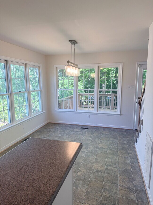 Building Photo - Great Location 3 Bedroom Home Ready to Move In