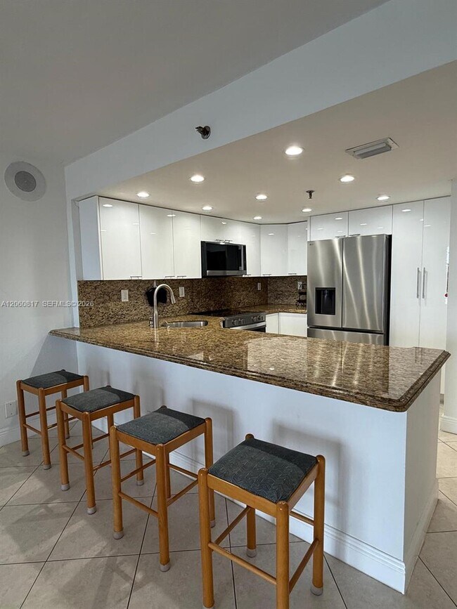 Building Photo - 2625 Collins Ave