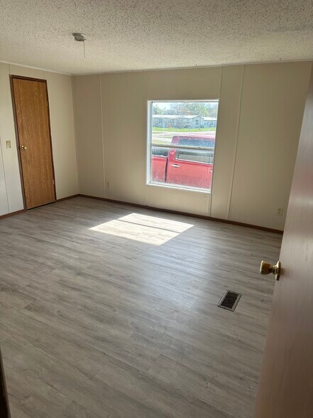 Building Photo - 315 Forest Creek Ln