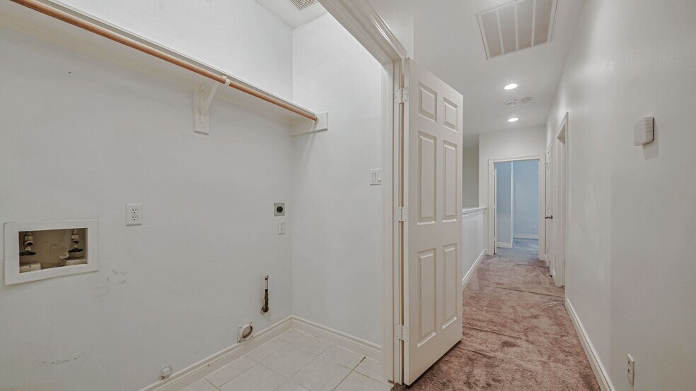 Building Photo - 9134 Lakes At 610 Dr