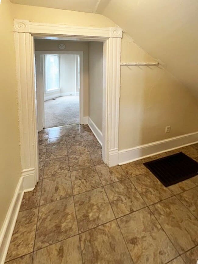 Building Photo - AKS390