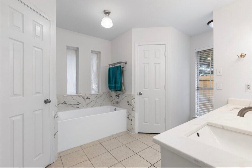 Building Photo - 1132 Kensington Ct