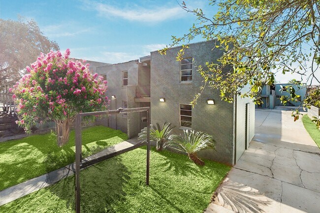 Building Photo - Charming Studio with Laundry on Site - Water and GAS included in rent