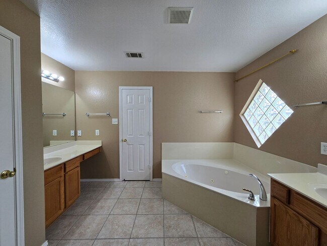 Building Photo - 5812 Durango Dr