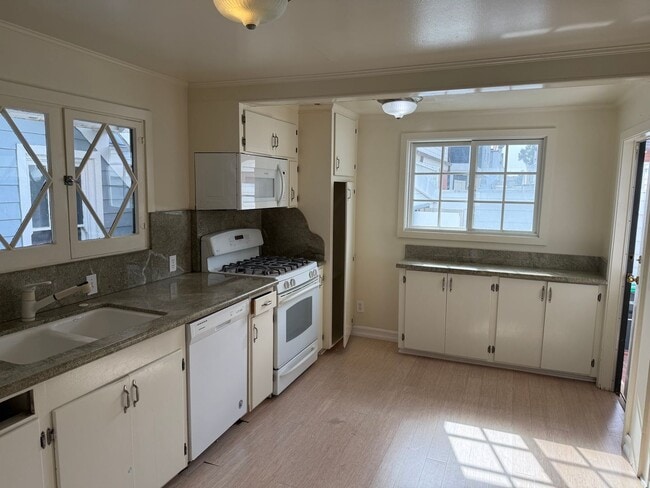 Building Photo - 2 Bedroom 2 Bath