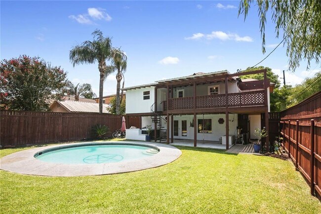 Private Backyard - 5869 Colbert St