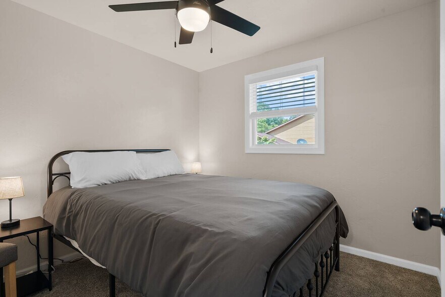 Building Photo - 2596 Parkwood Dr