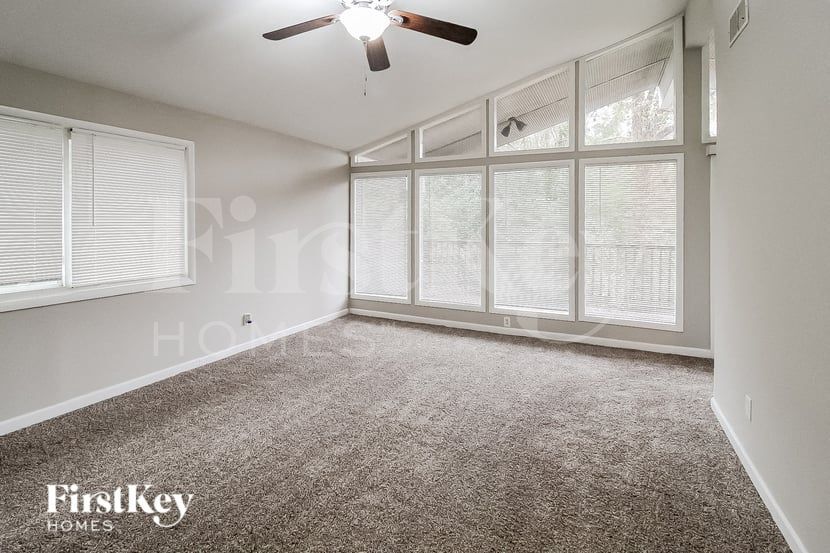 Building Photo - 2483 Kings Park Cir