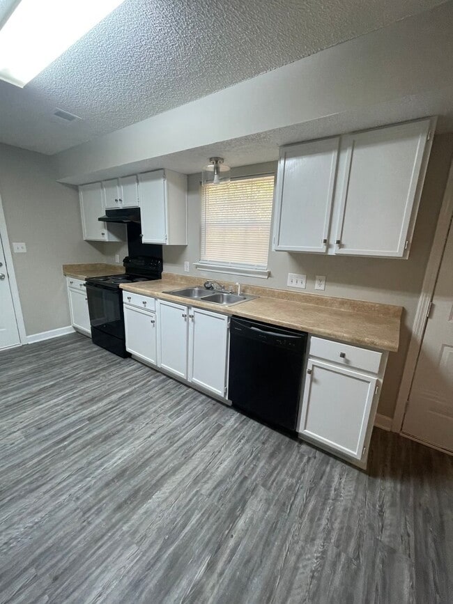 Building Photo - Must see this beautiful 3 bedroom 2.5 bath...