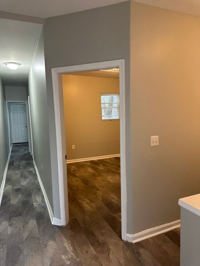 Building Photo - Spacious Home Available for Rent! W/D! Fro...
