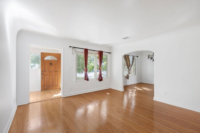 Building Photo - Spacious 4 BR 3 BA Home in Prime West L.A.