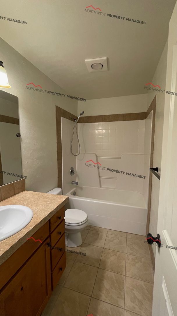 Building Photo - r223a