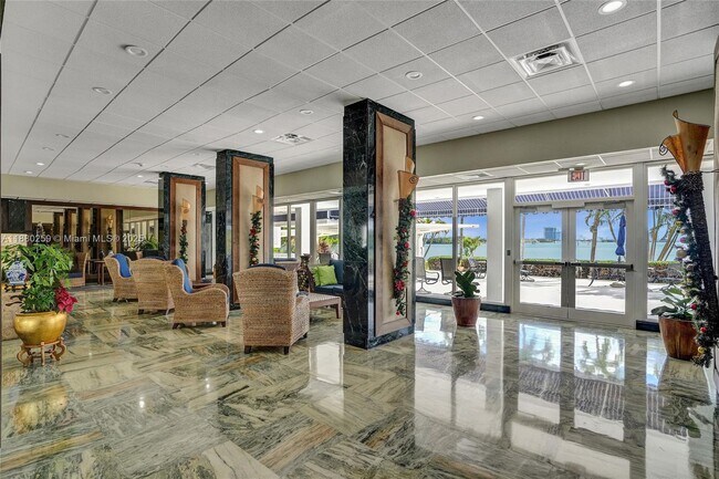 Building Photo - 500 Bayview Dr