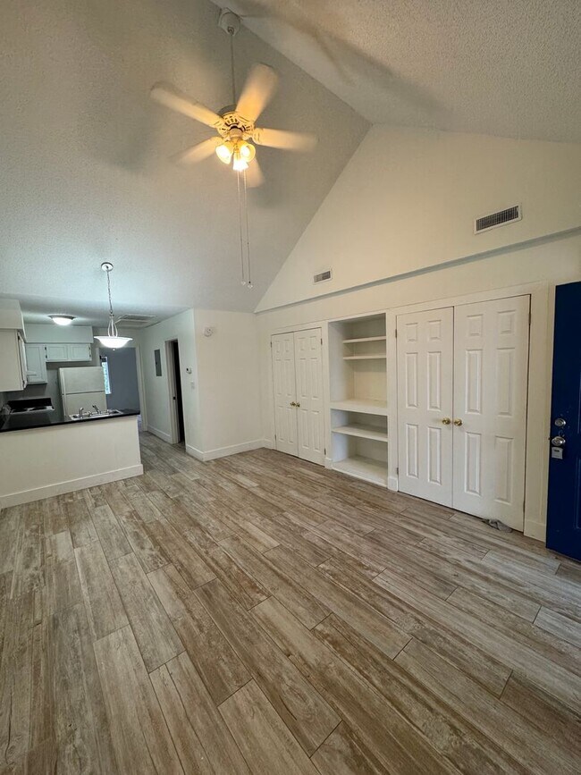Building Photo - Large One Bedroom Across from the Beach in...