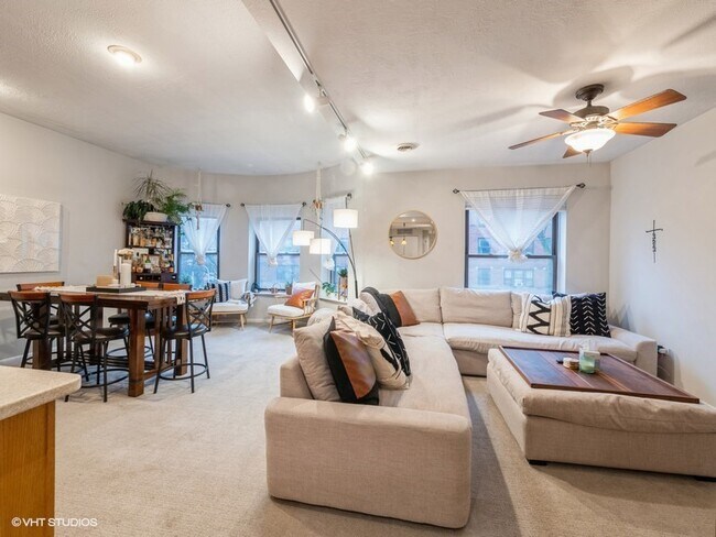 Building Photo - 1038 W Byron St