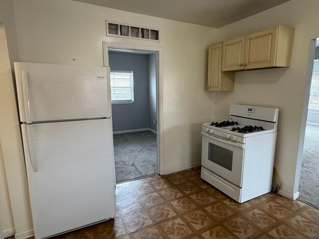 Building Photo - 3 bedroom 1 bathroom ranch with fenced bac...