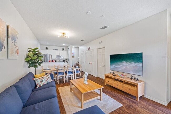 Building Photo - 8945 Shine Dr