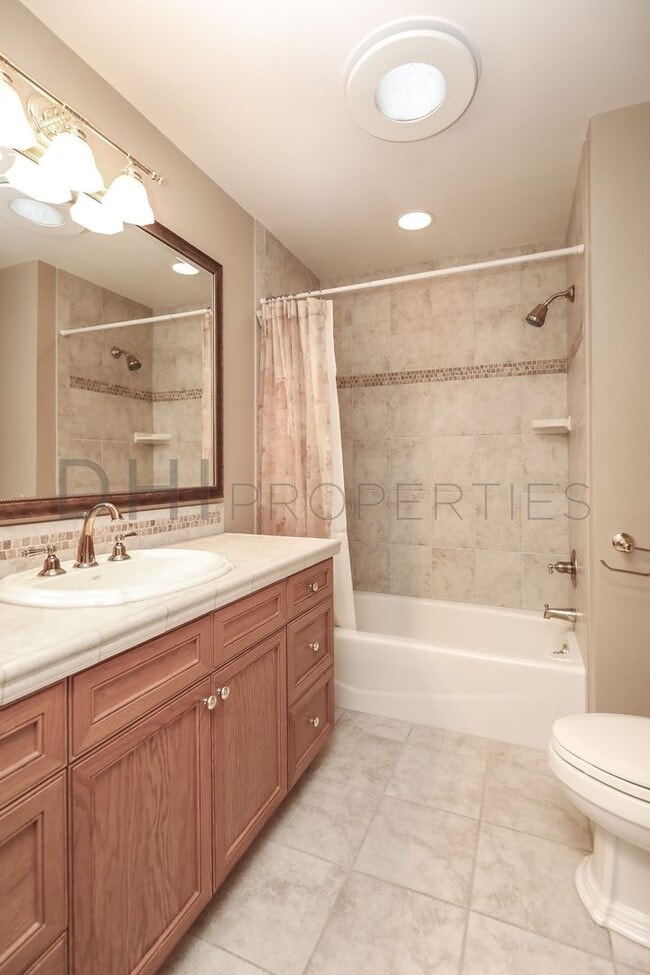 Building Photo - SPACIOUS MIDCENTURY HOME IN LONGVIEW'S CASCADE WAY NEIGHBORHOOD FOR RENT