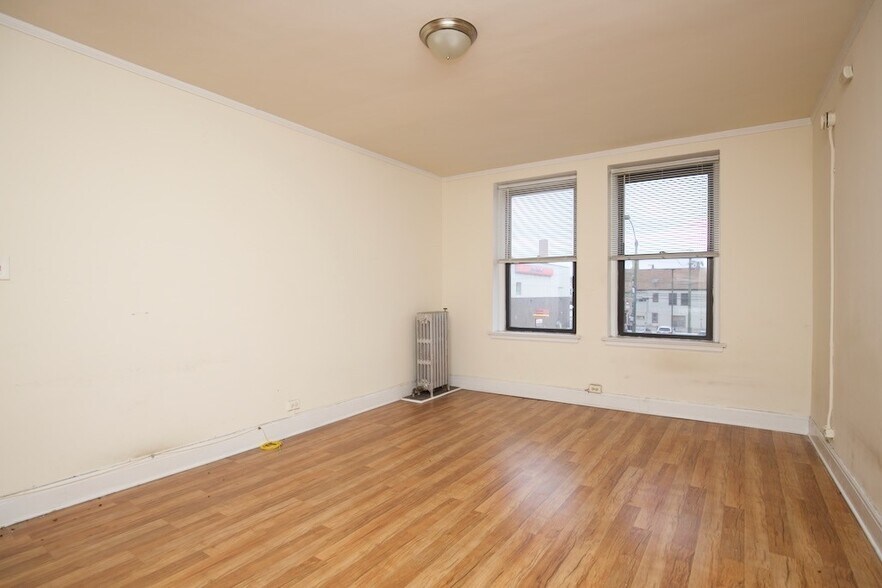 Building Photo - 3335 W Diversey Ave