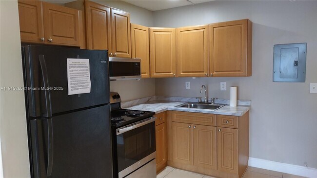 Building Photo - 715 NE 2nd Ave