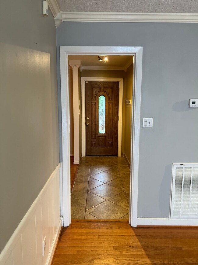 Building Photo - Knoxville 37921 - 3 bedroom 1.5 bath home - call Adam Sharp 865-254-0980