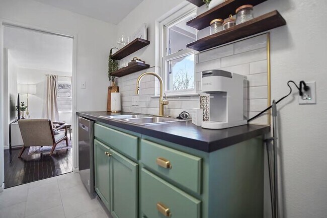 Building Photo - 2412 SW Mission Ave